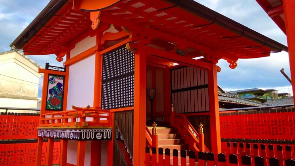 【Kurumazaki Shrine, Kyoto】A beautiful sightseeing spot with vermilion cobblestone walls