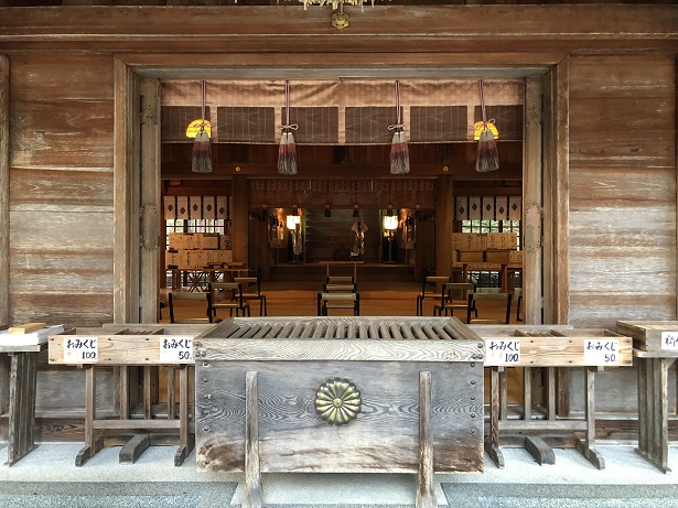 Japanese Shrine Prayer and Pilgrimage Procedures
Praying in front of the money box in the shrine pavilion
