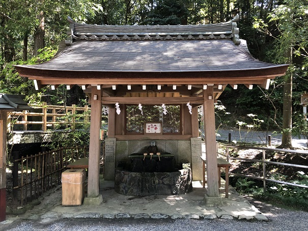Japanese Shrine Prayer and Pilgrimage Procedures
Purify your hands and mouth at the hand- and mouth-watering bucket stall