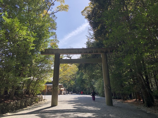 Japanese Shrine Prayer and Pilgrimage Procedures
Bow before passing through the torii gate.