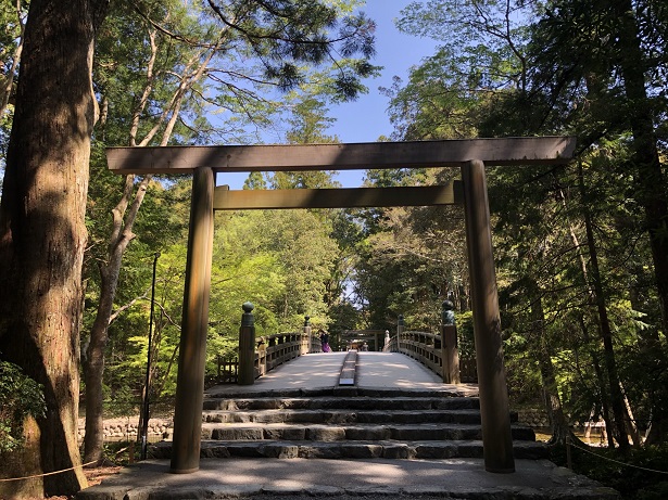 Japanese Shrine Prayer and Pilgrimage Procedures
Walking on the approach to the temple, avoiding the middle of the road