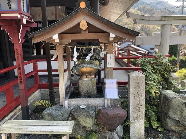 京都九頭竜大社社殿を9回まわる『お千度』でご利益を授かる　ご霊水
