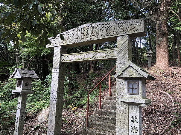 摩訶不思議なデザインの鳥居大岩神社