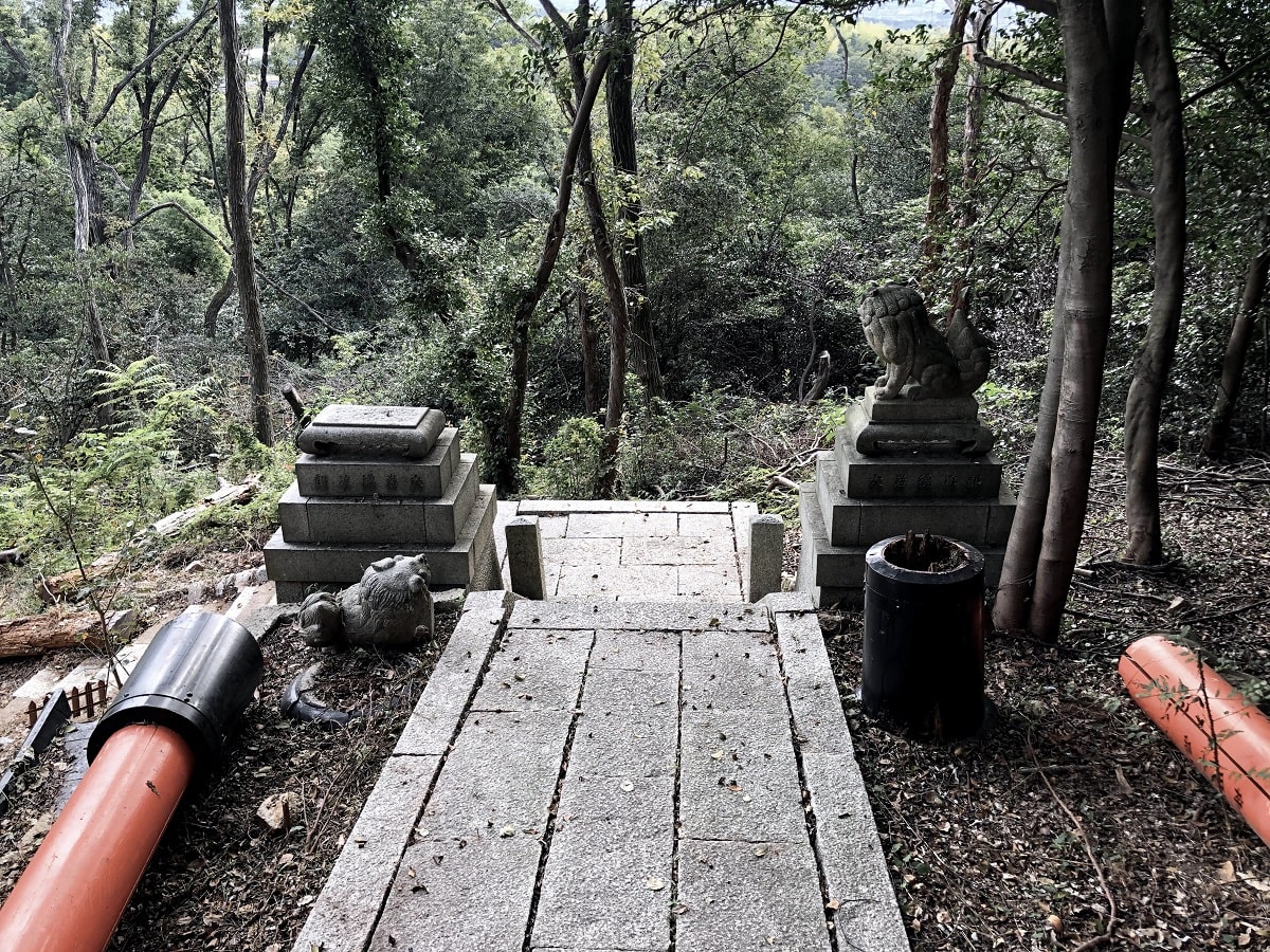 【京都・大岩神社】怖いの境地！狛犬や鳥居が倒壊している廃神社