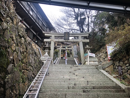 名物宝厳寺まで続く165段の「祈りの階段」竹生島神社