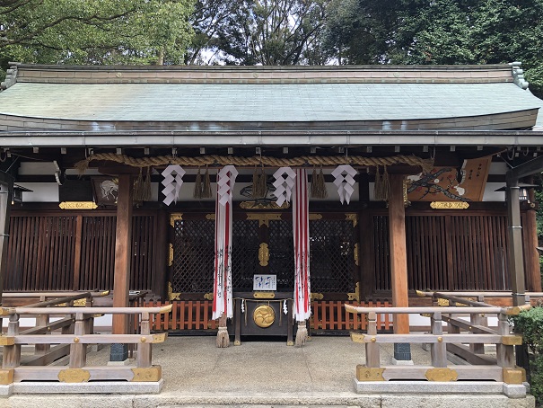 三柱をお祀りする社殿岩屋神社