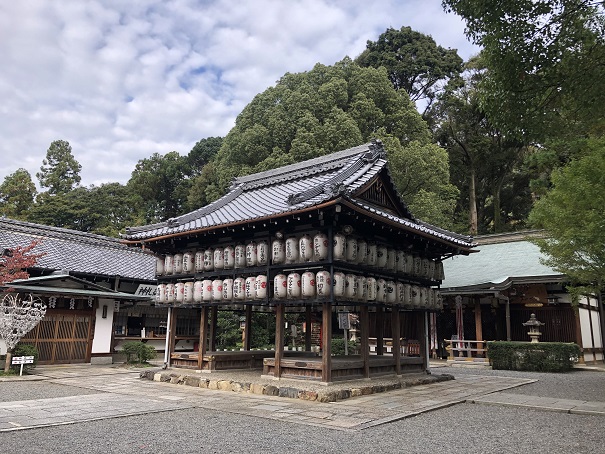 舞殿と境内一目立つご神木岩屋神社