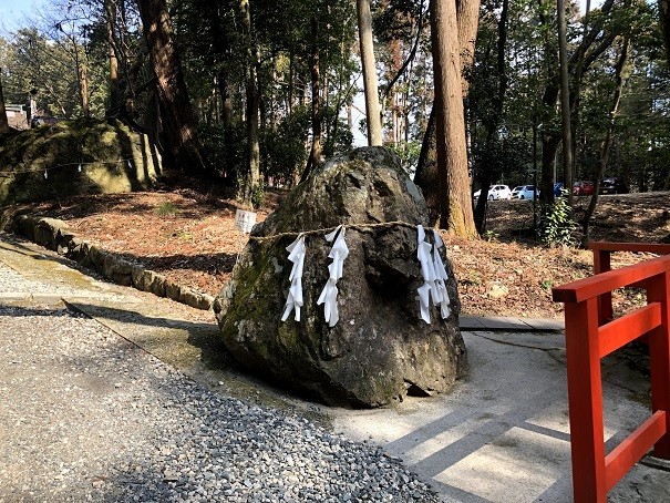 東本宮の参道脇に鎮座する「猿の霊石」