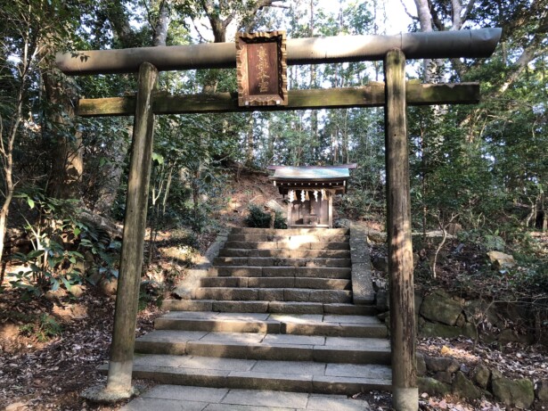 【静岡・事任八幡宮】歩道橋を渡って入口から271段を登ると「本宮」