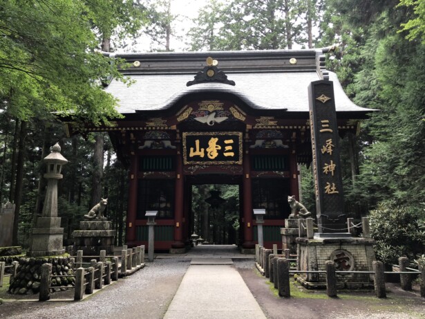 【埼玉・三峯神社】関東最強スポット三峯神社、人生を変えるパワーを探る美しさと凄さが圧巻の随神門