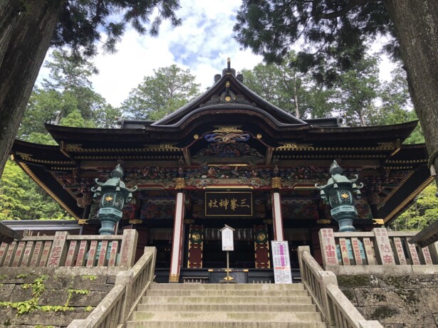 【埼玉・三峯神社】関東最強スポット三峯神社、人生を変えるパワーを探る総漆塗りの美しい拝殿