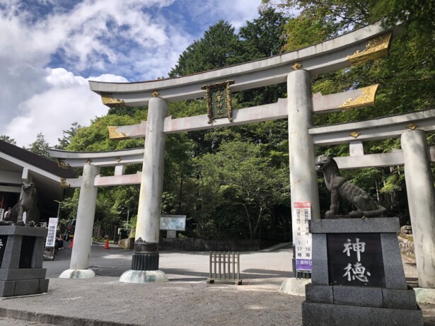 【埼玉・三峯神社】芸能人も参拝！三峯神社で感じる不思議な体験と成功の秘訣狛犬ではなく狛狼が守護