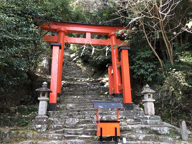 【和歌山県・神倉神社】熊野信仰発祥の地で体感する神秘のパワースポット538段の急勾配な石段