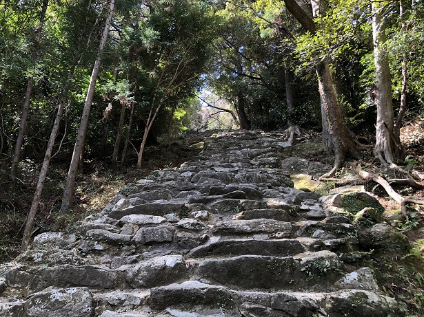 【和歌山県・神倉神社】熊野信仰発祥の地で体感する神秘のパワースポット538段の急勾配な石段