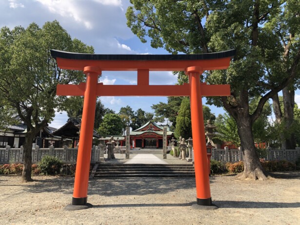 【大阪・豊中稲荷神社】高校野球発祥の地でご利益を授かる静寂境内と朱色の鳥居