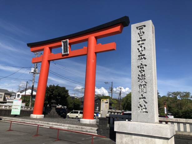 【静岡・富士山本宮浅間大社】富士山を御神体とする全国浅間神社の総本宮鳥居社号碑