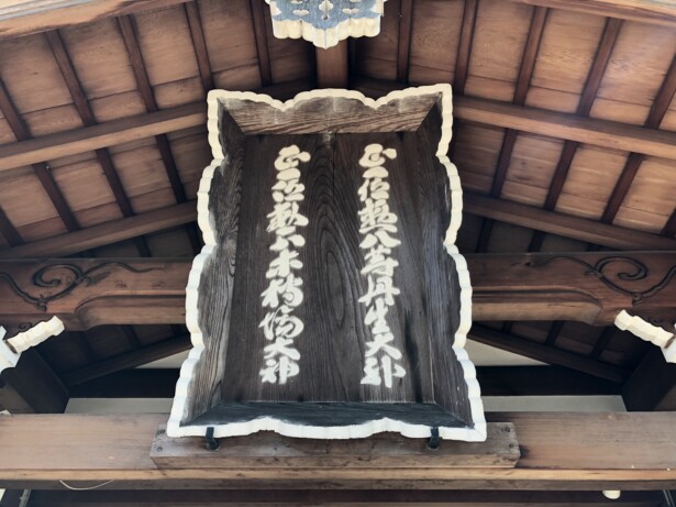 【和歌山県・丹生酒殿神社】酒造りの神と黄金色に輝くイチョウの御神木　社殿