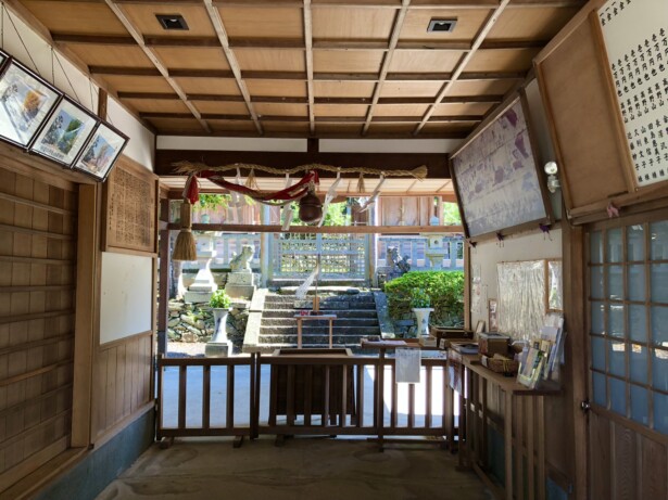 【和歌山県・丹生酒殿神社】酒造りの神と黄金色に輝くイチョウの御神木　社殿