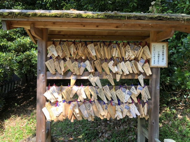 【和歌山県・丹生酒殿神社】酒造りの神と黄金色に輝くイチョウの御神木　絵馬